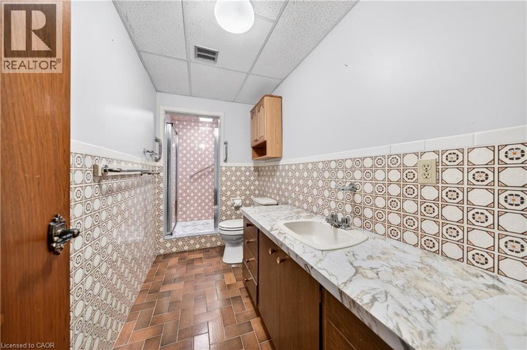 213 Stone Church Road W, Hamilton, ON - Indoor Photo Showing Bathroom