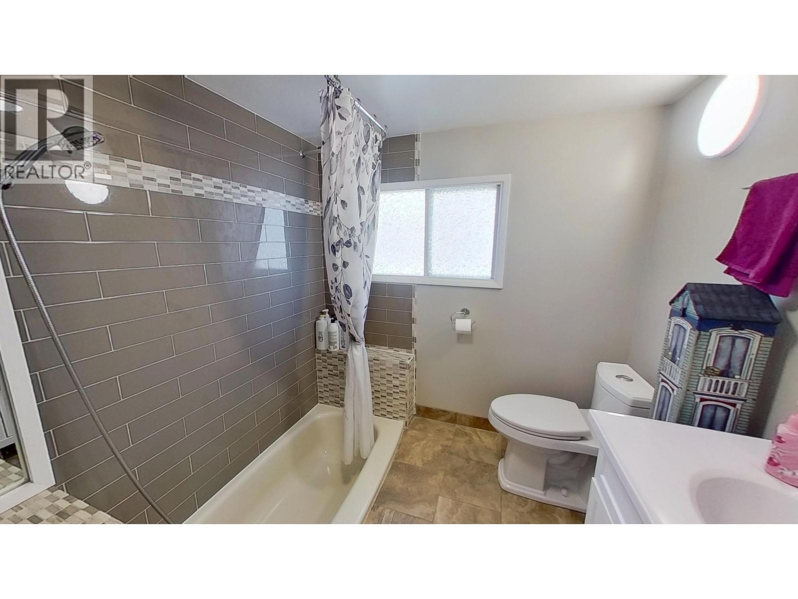 9516 113 Avenue, Fort St. John, BC - Indoor Photo Showing Bathroom