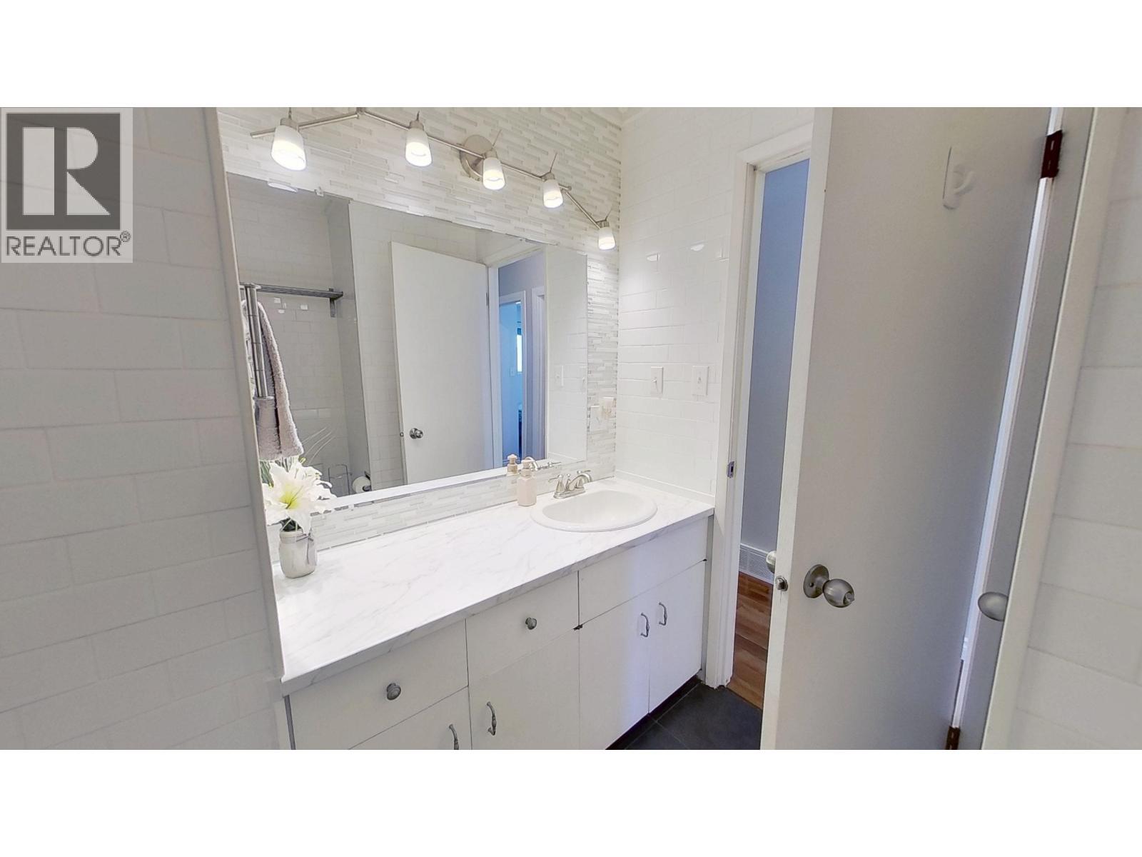 9516 113 Avenue, Fort St. John, BC - Indoor Photo Showing Bathroom