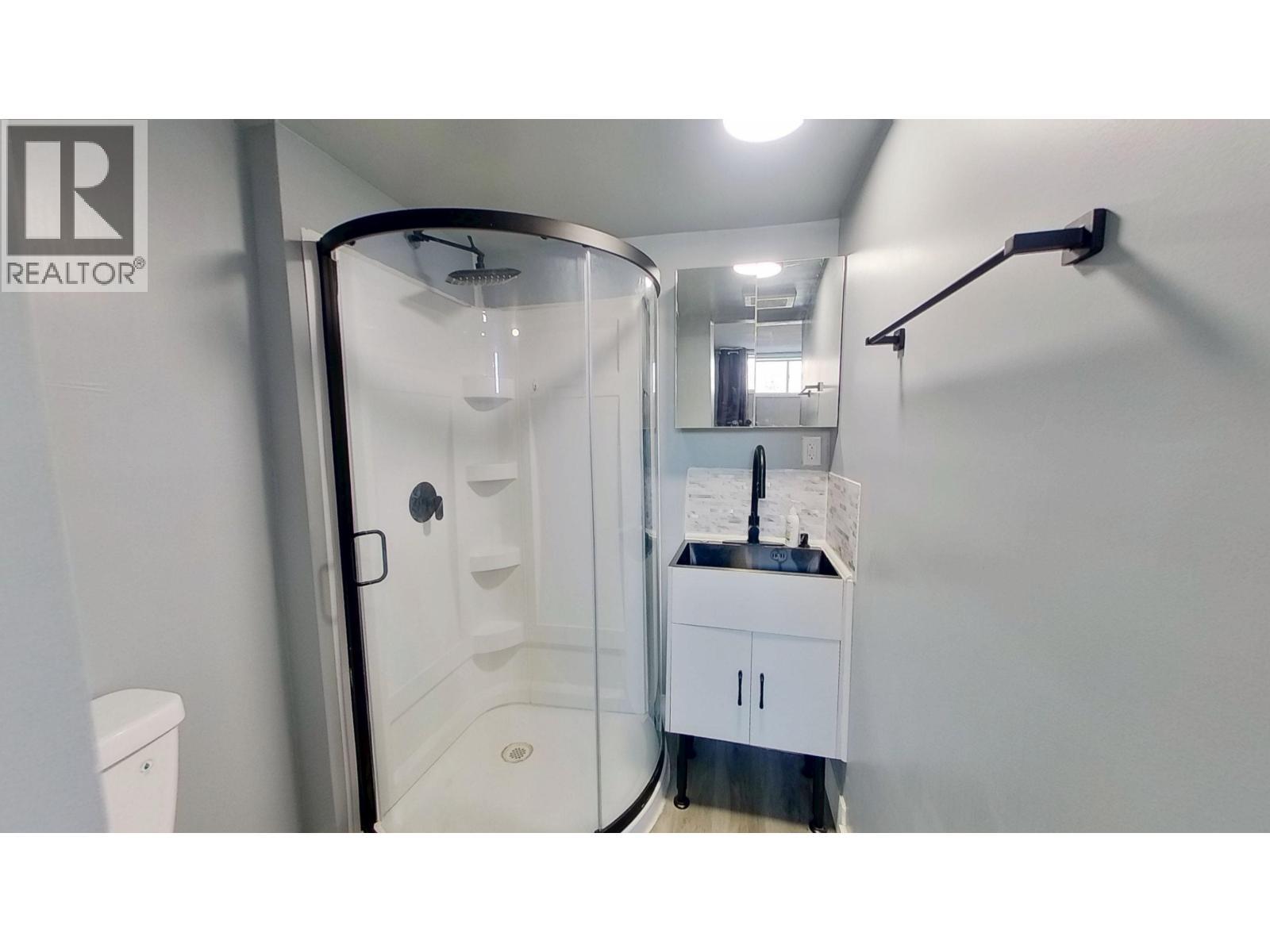 9516 113 Avenue, Fort St. John, BC - Indoor Photo Showing Bathroom