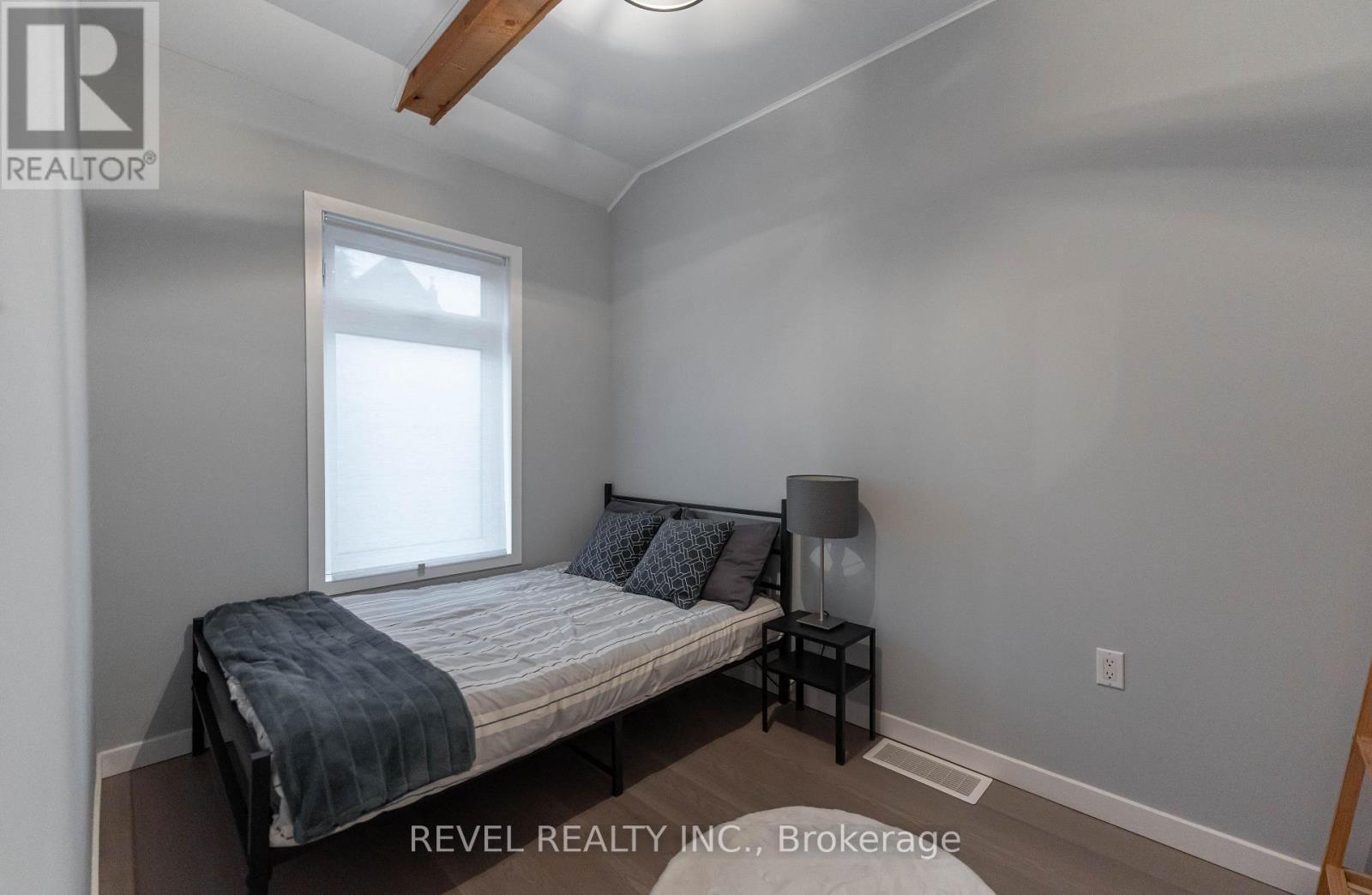 329 Main Street W, Hamilton, ON - Indoor Photo Showing Bedroom