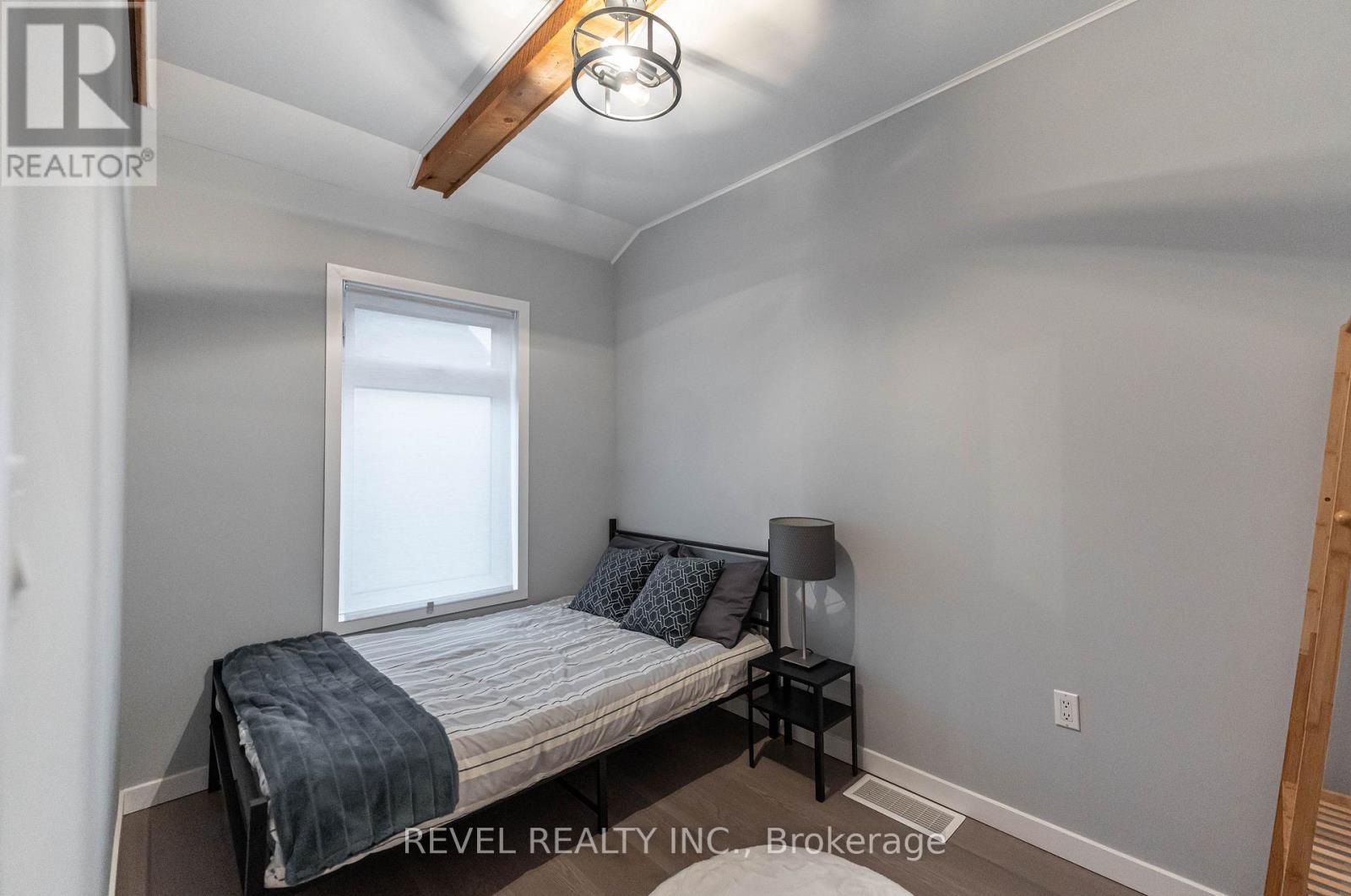 329 Main Street W, Hamilton, ON - Indoor Photo Showing Bedroom