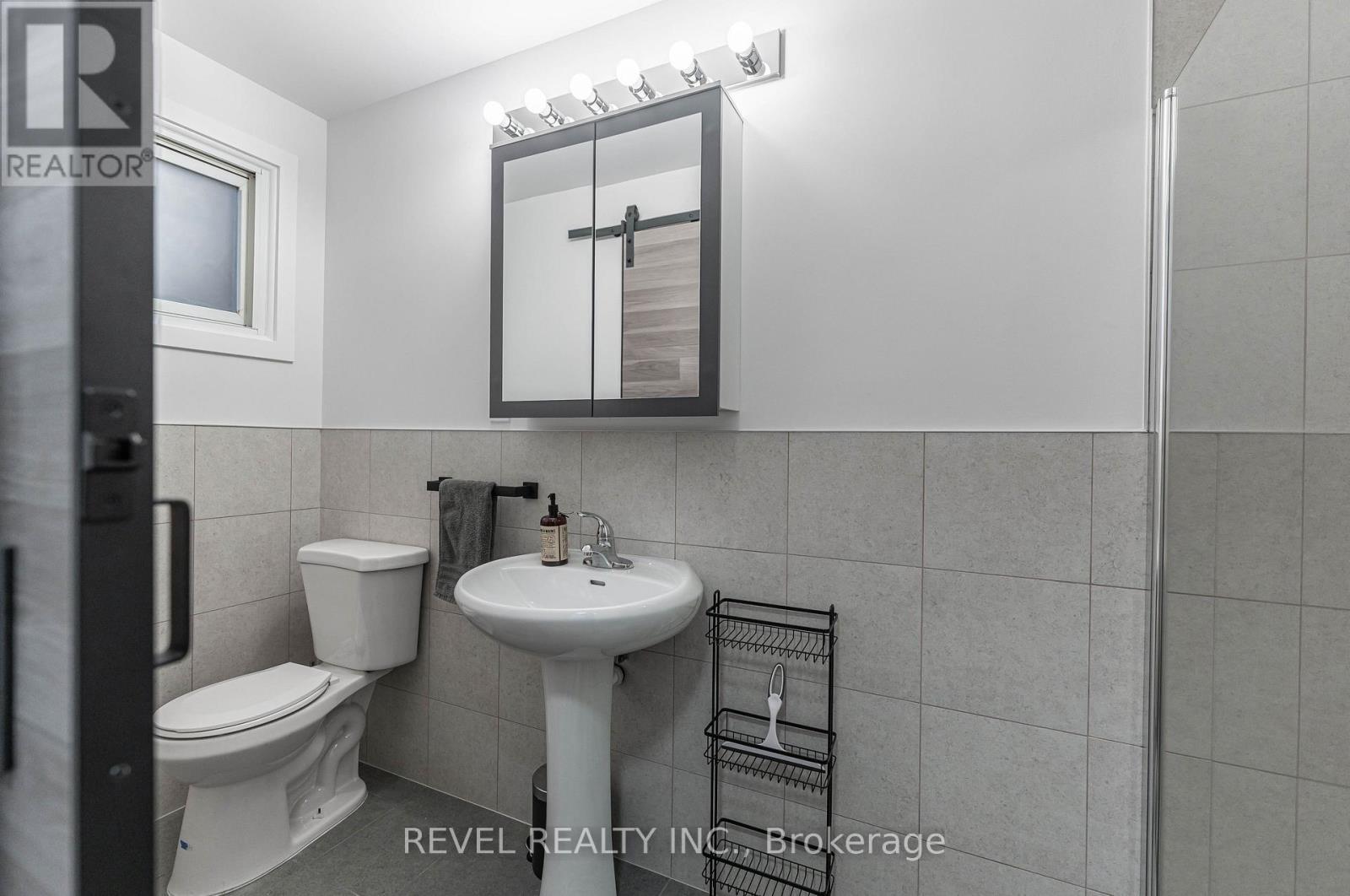 329 Main Street W, Hamilton, ON - Indoor Photo Showing Bathroom