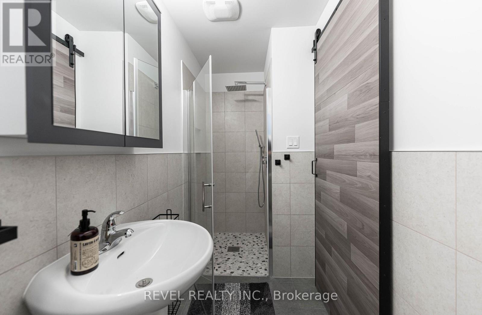 329 Main Street W, Hamilton, ON - Indoor Photo Showing Bathroom