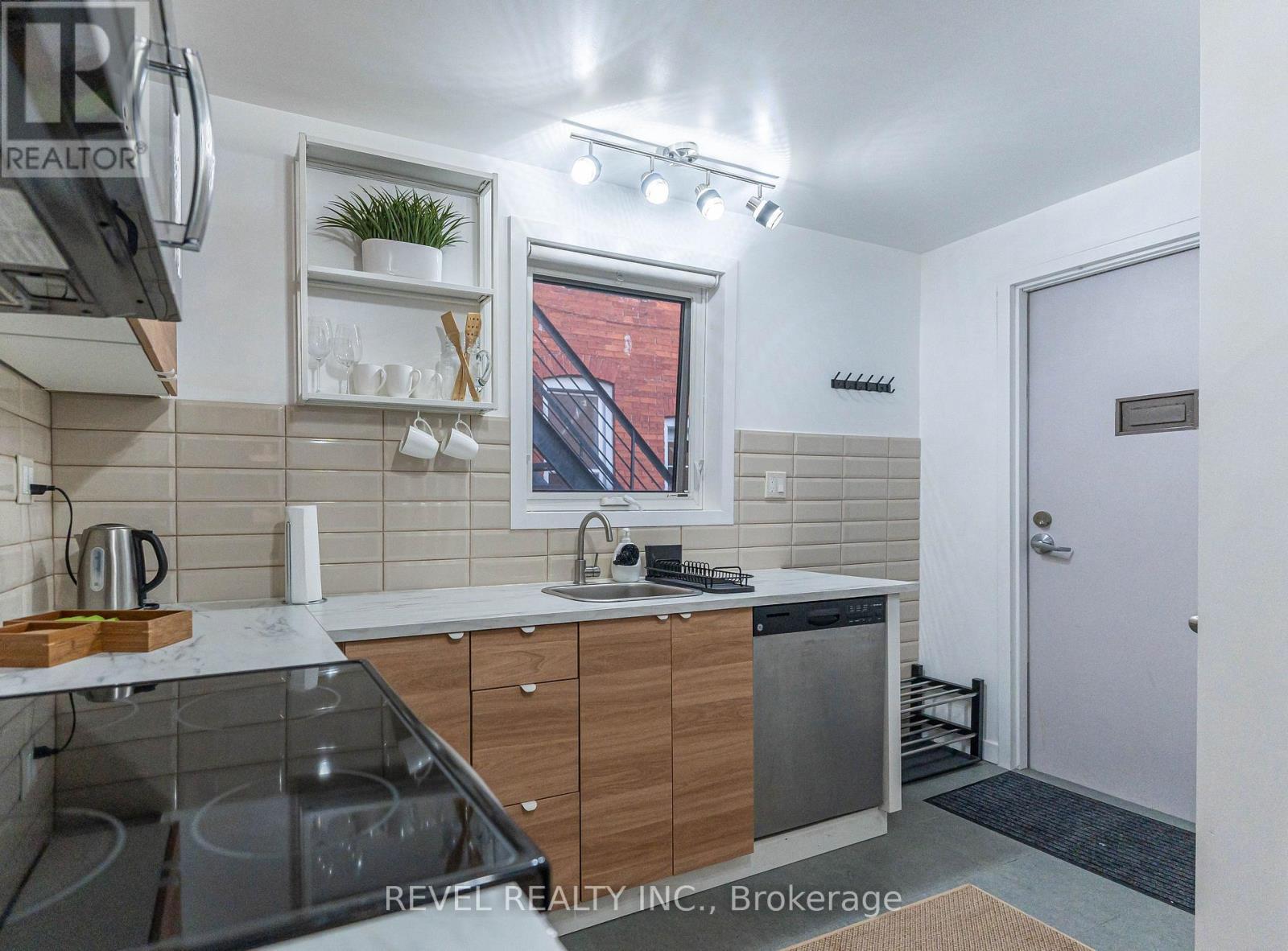 329 Main Street W, Hamilton, ON - Indoor Photo Showing Kitchen