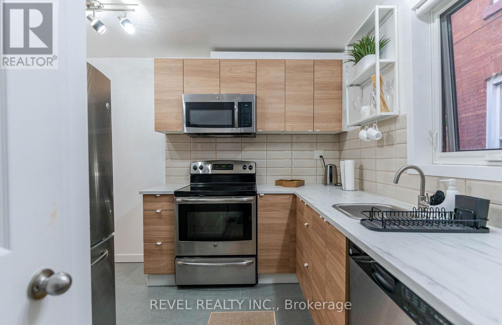 329 Main Street W, Hamilton, ON - Indoor Photo Showing Kitchen