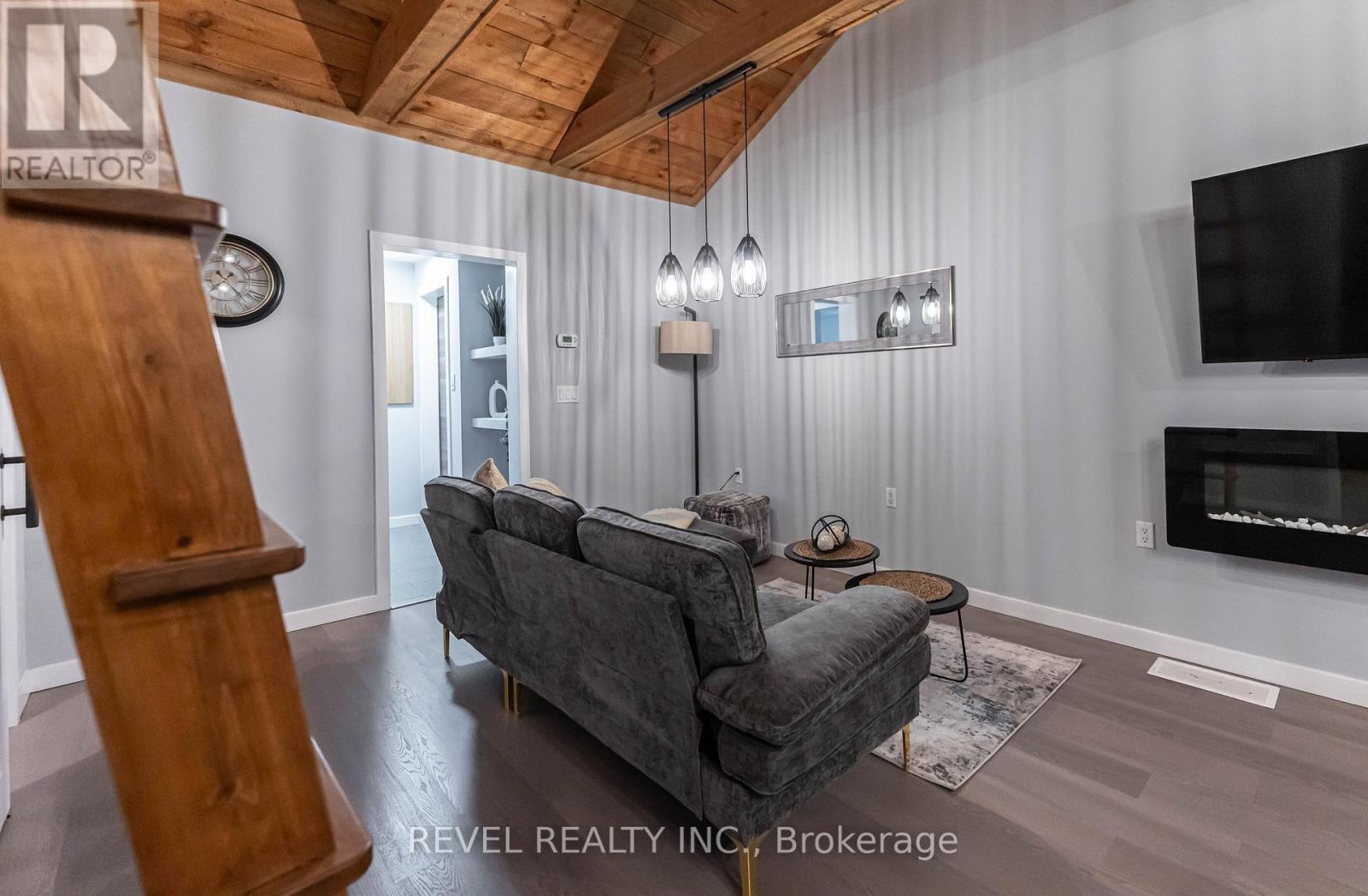 329 Main Street W, Hamilton, ON - Indoor Photo Showing Living Room With Fireplace
