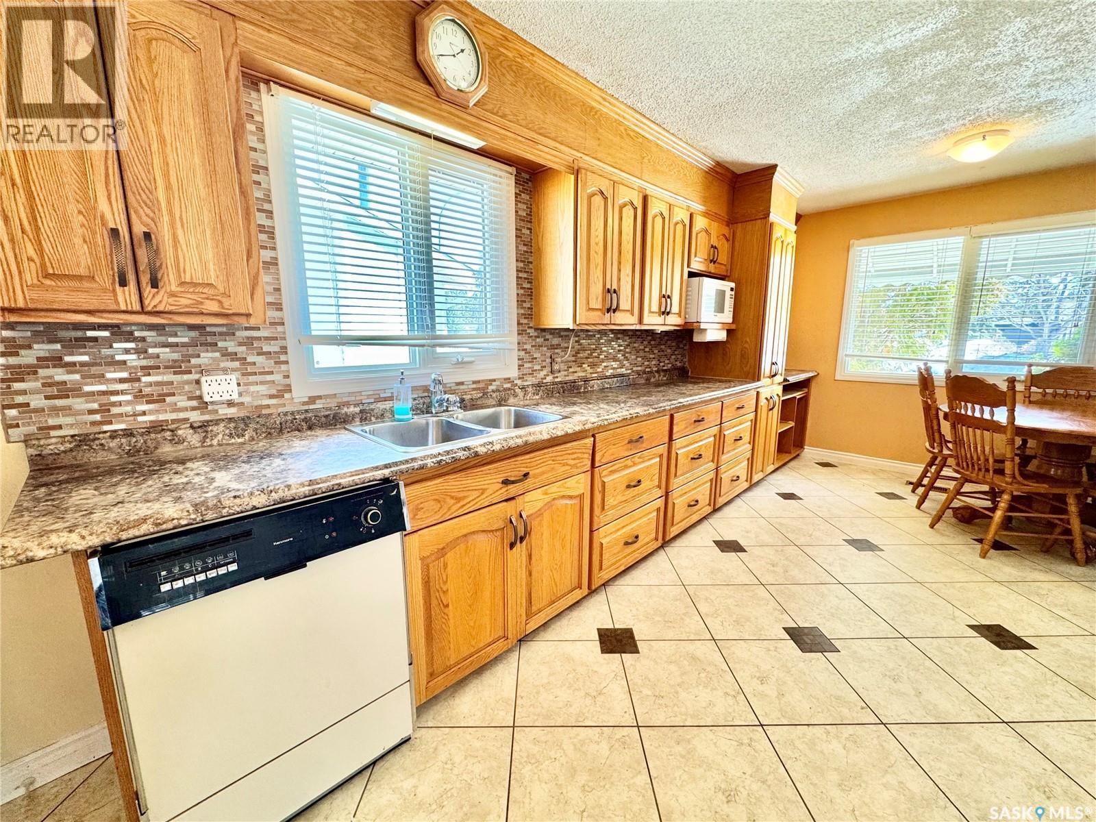 586 Laurier Drive, Prince Albert, SK - Indoor Photo Showing Kitchen With Double Sink