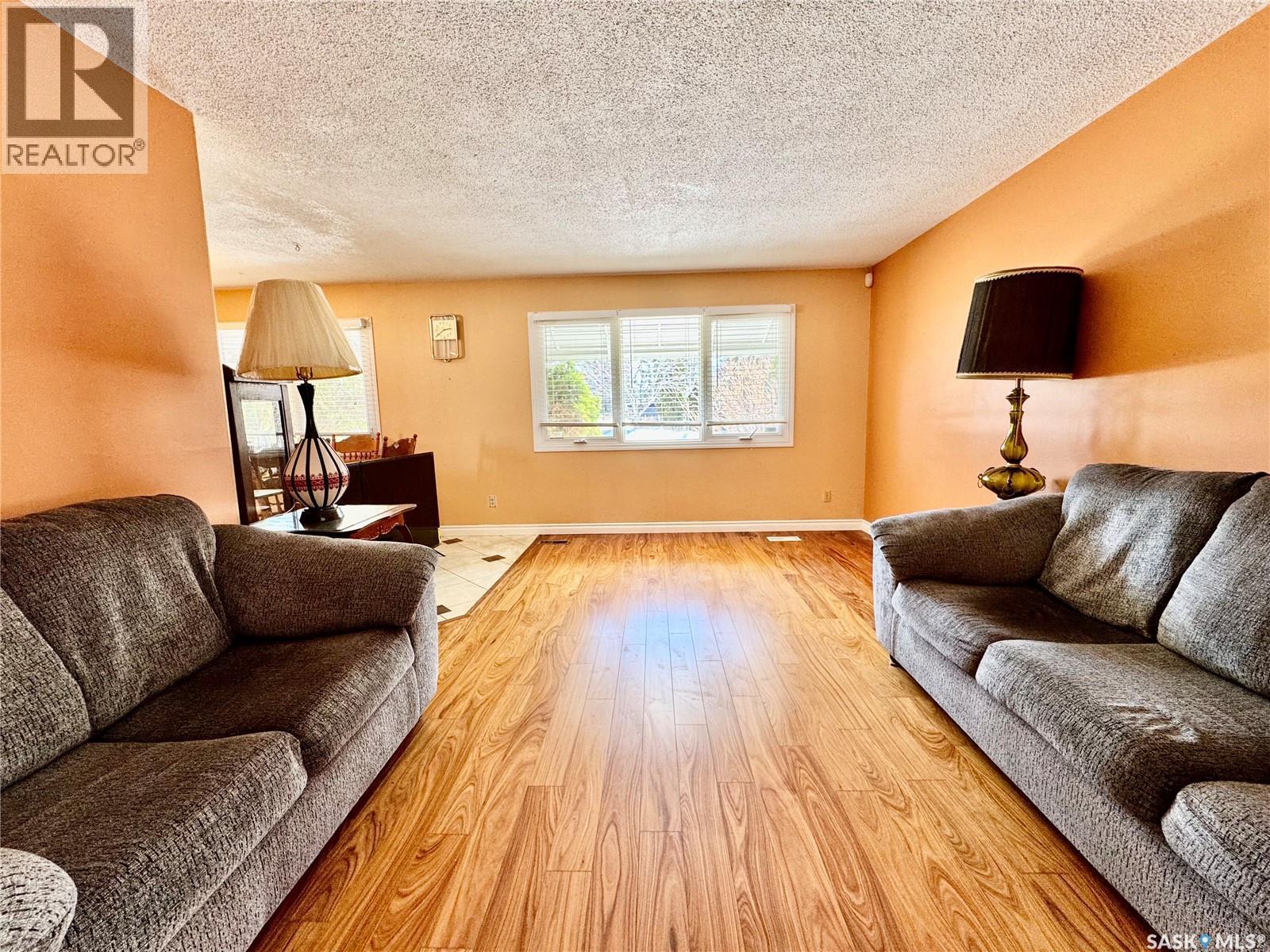 586 Laurier Drive, Prince Albert, SK - Indoor Photo Showing Living Room
