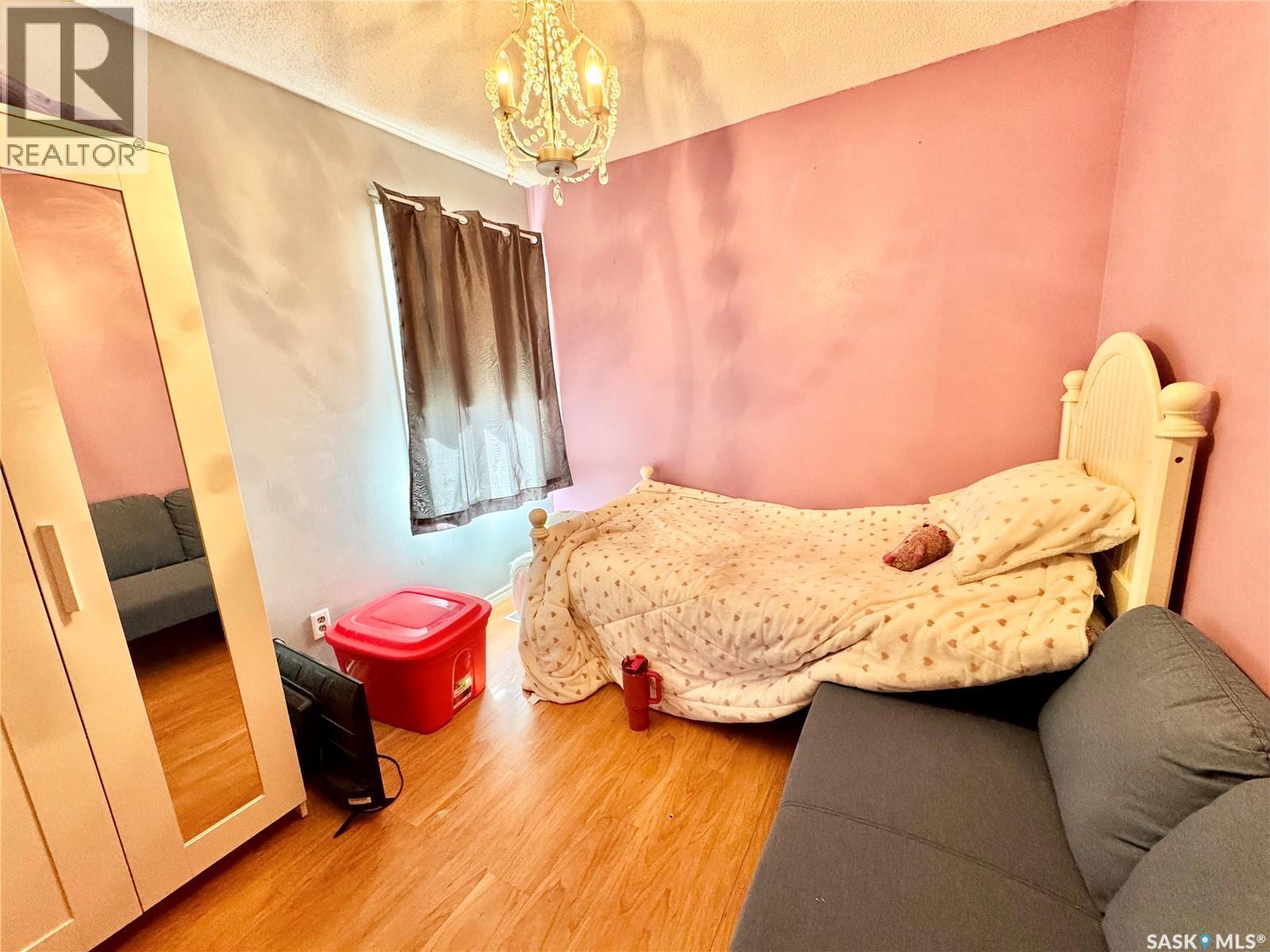 586 Laurier Drive, Prince Albert, SK - Indoor Photo Showing Bedroom