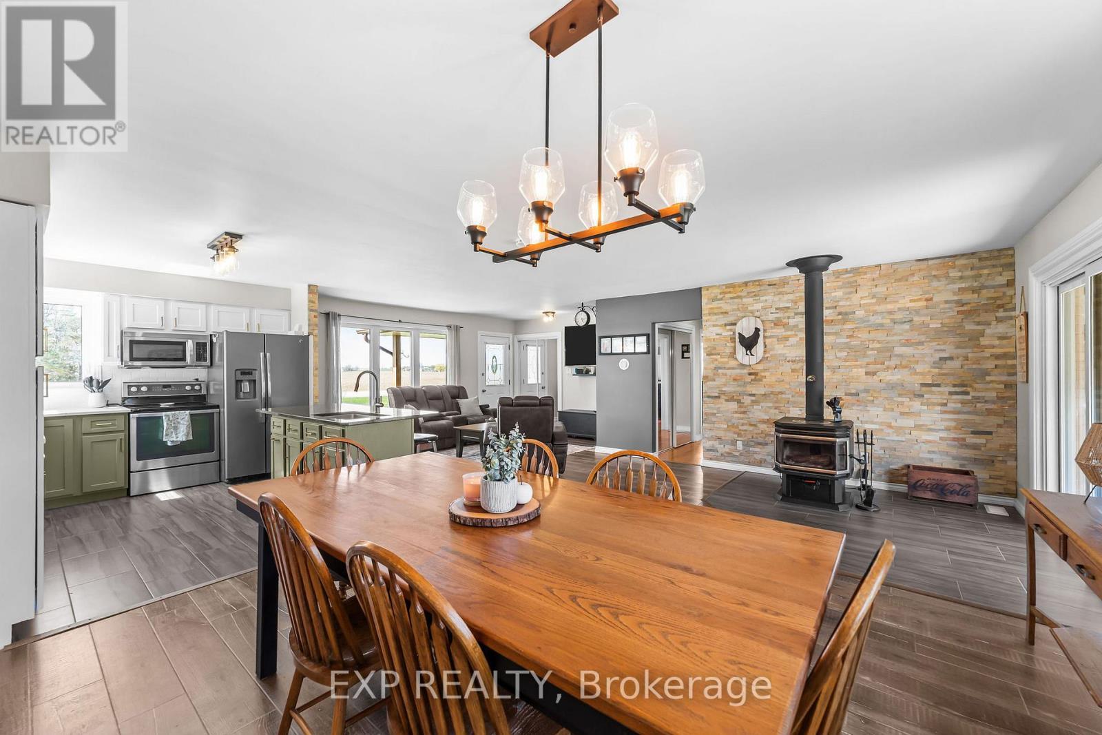 9221 Hickory Drive, Strathroy-Caradoc, ON - Indoor Photo Showing Dining Room