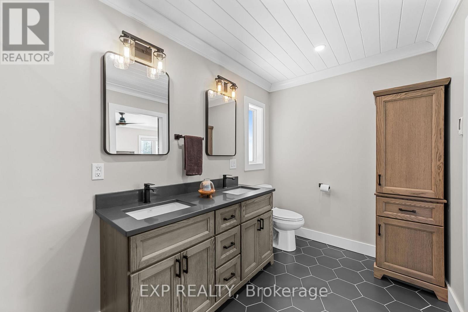 9221 Hickory Drive, Strathroy-Caradoc, ON - Indoor Photo Showing Bathroom
