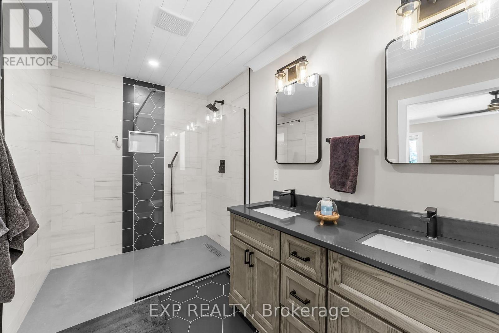 9221 Hickory Drive, Strathroy-Caradoc, ON - Indoor Photo Showing Bathroom