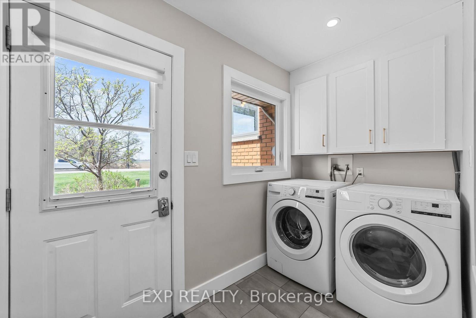 9221 Hickory Drive, Strathroy-Caradoc, ON - Indoor Photo Showing Laundry Room