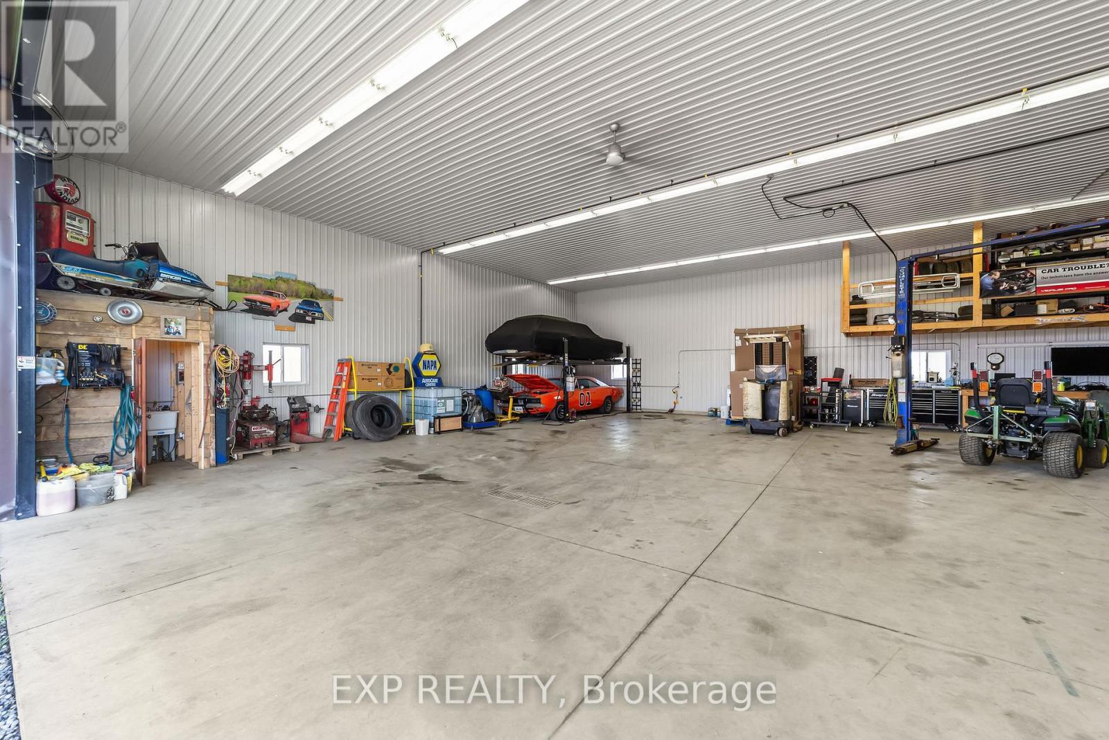 9221 Hickory Drive, Strathroy-Caradoc, ON - Indoor Photo Showing Garage