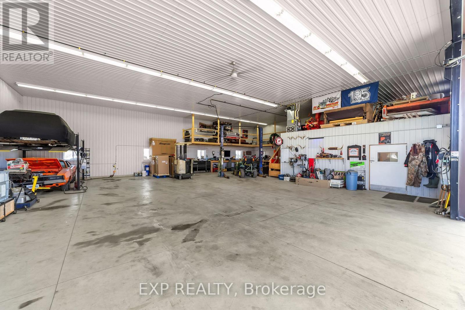 9221 Hickory Drive, Strathroy-Caradoc, ON - Indoor Photo Showing Garage