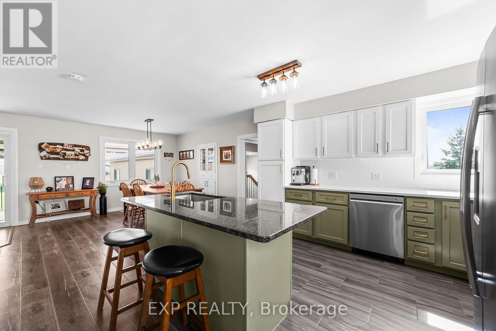 9221 Hickory Drive, Strathroy-Caradoc, ON - Indoor Photo Showing Kitchen With Upgraded Kitchen