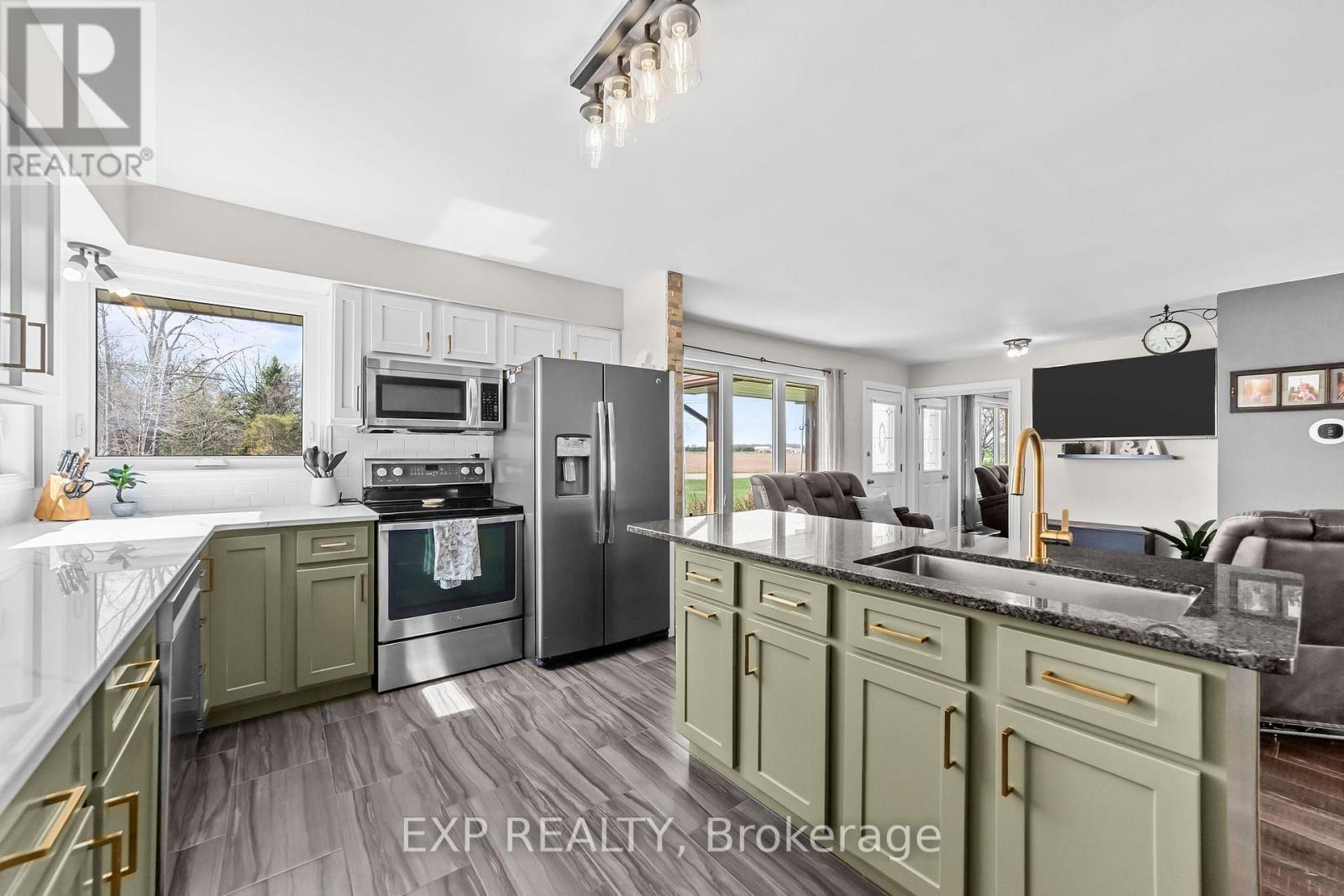 9221 Hickory Drive, Strathroy-Caradoc, ON - Indoor Photo Showing Kitchen