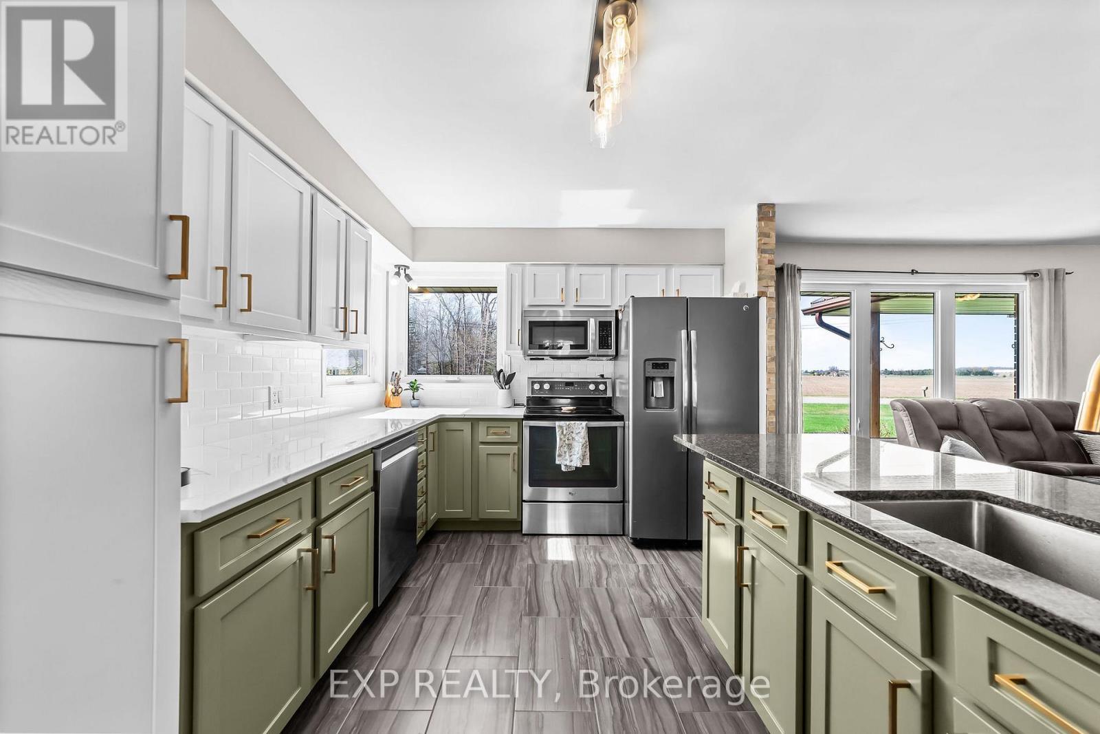 9221 Hickory Drive, Strathroy-Caradoc, ON - Indoor Photo Showing Kitchen With Upgraded Kitchen