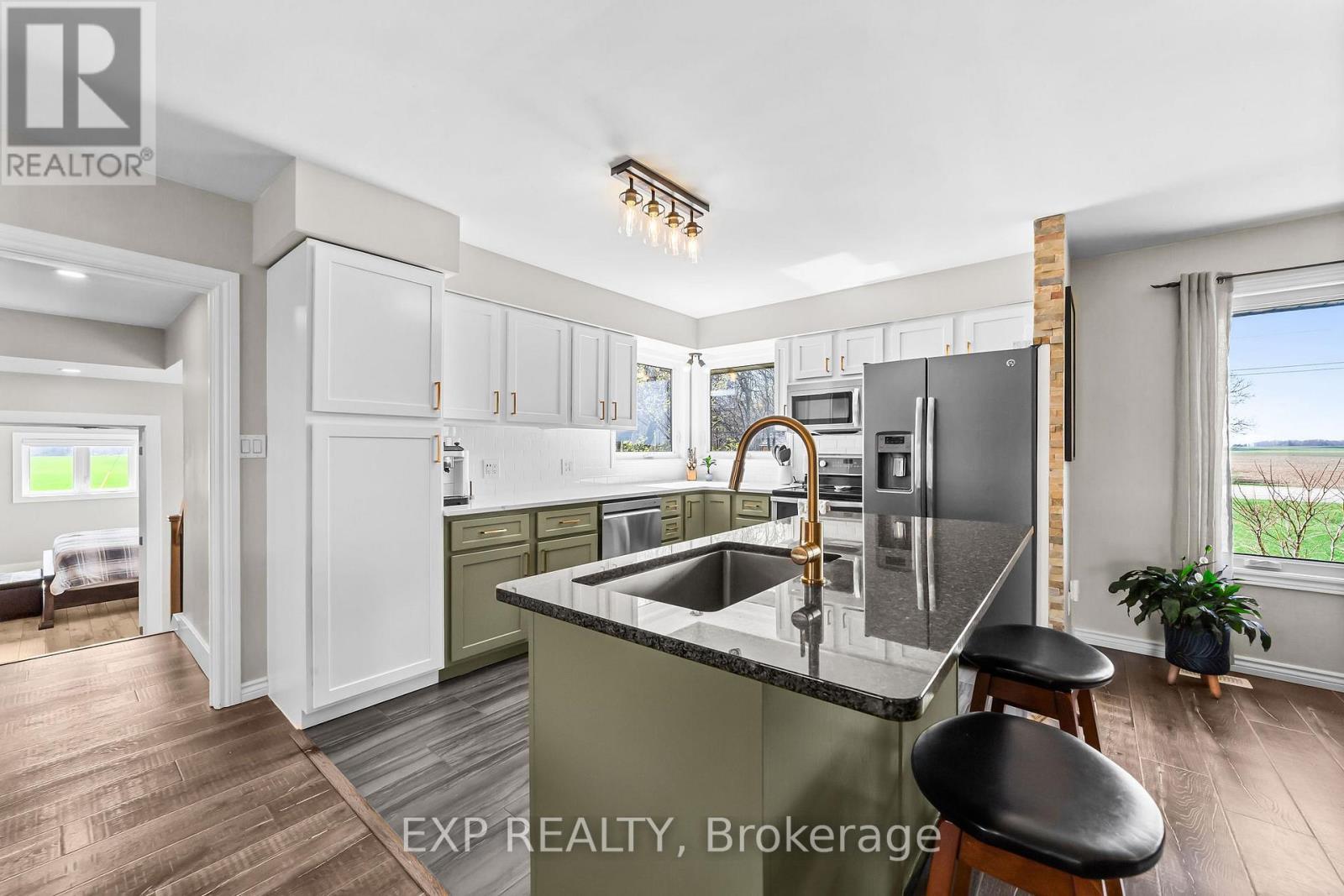 9221 Hickory Drive, Strathroy-Caradoc, ON - Indoor Photo Showing Kitchen With Upgraded Kitchen