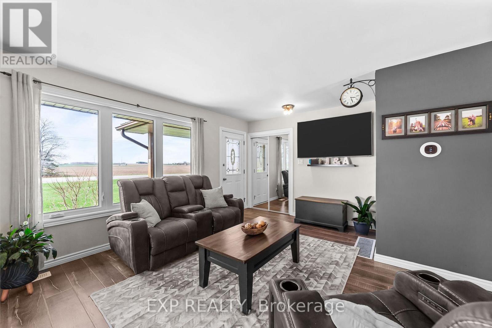 9221 Hickory Drive, Strathroy-Caradoc, ON - Indoor Photo Showing Living Room