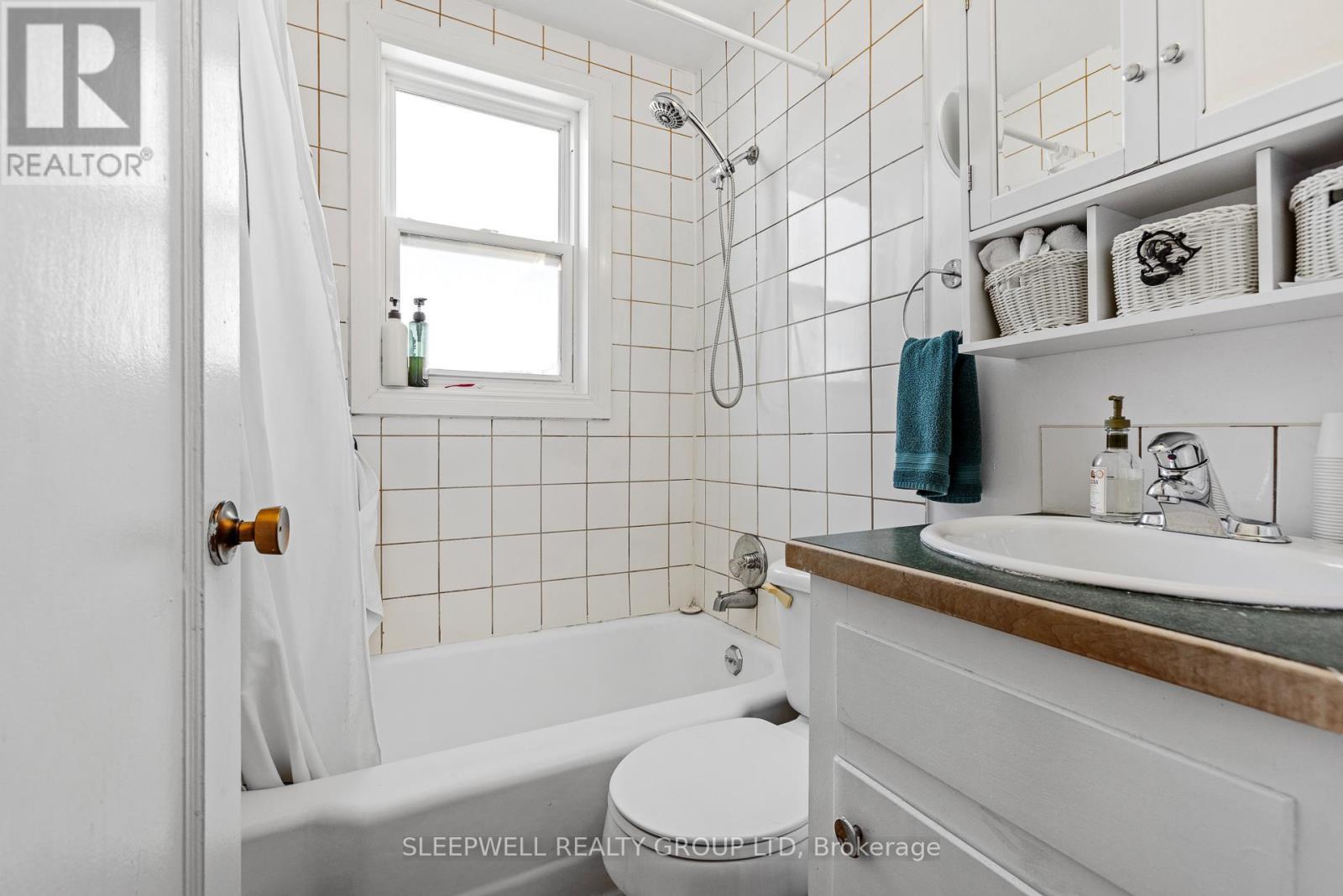 54 Centennial Boulevard, Ottawa, ON - Indoor Photo Showing Bathroom