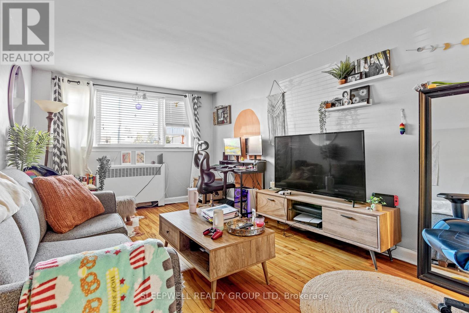 54 Centennial Boulevard, Ottawa, ON - Indoor Photo Showing Living Room