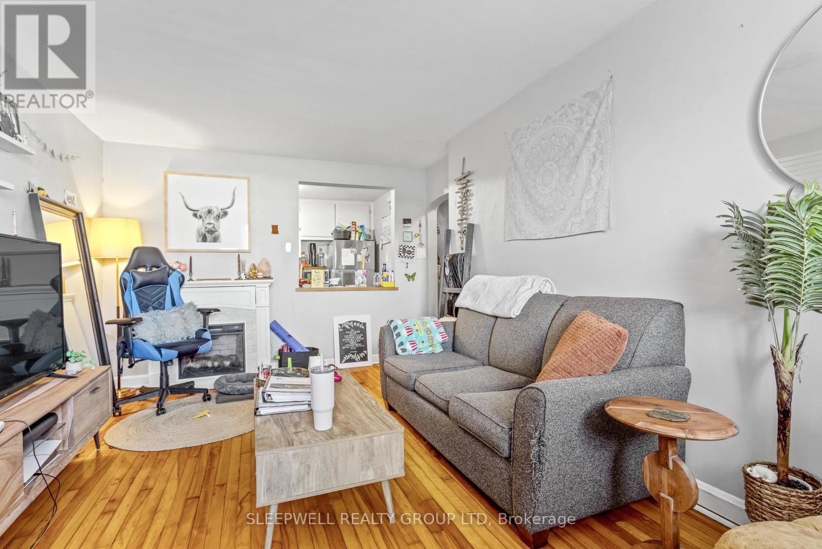 54 Centennial Boulevard, Ottawa, ON - Indoor Photo Showing Living Room