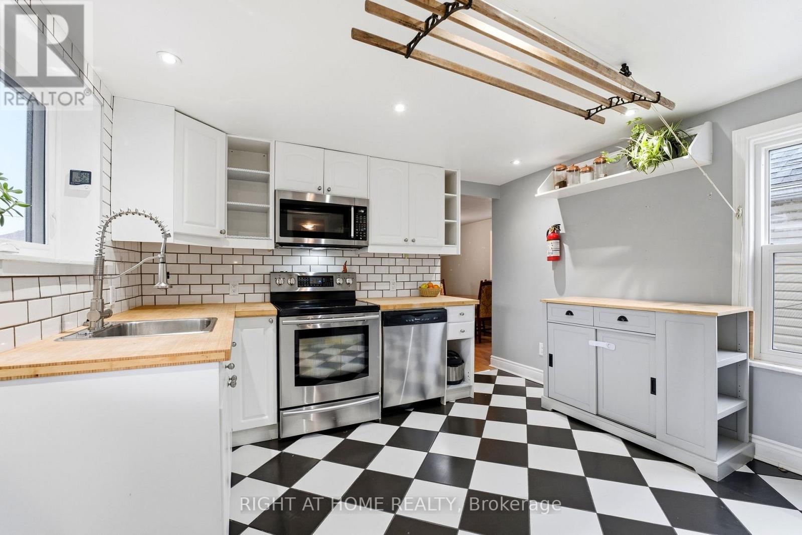 209 Marier Avenue, Ottawa, ON - Indoor Photo Showing Kitchen
