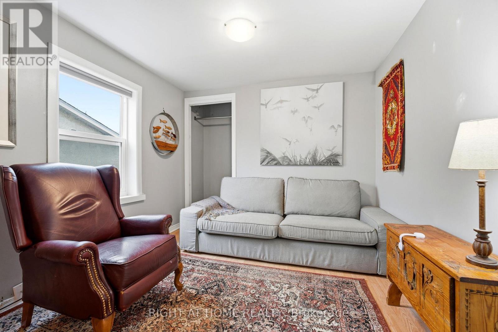 209 Marier Avenue, Ottawa, ON - Indoor Photo Showing Living Room