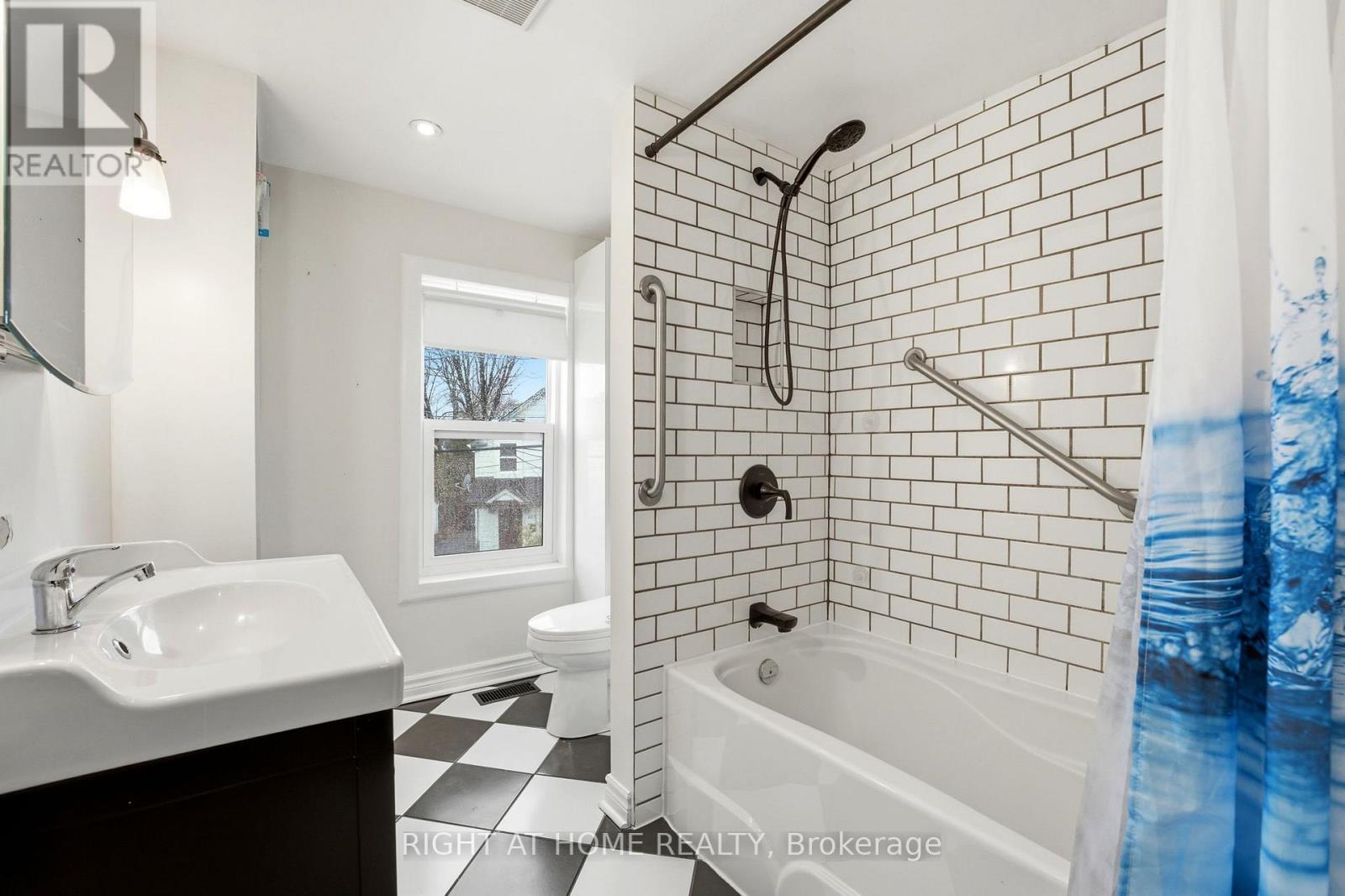 209 Marier Avenue, Ottawa, ON - Indoor Photo Showing Bathroom