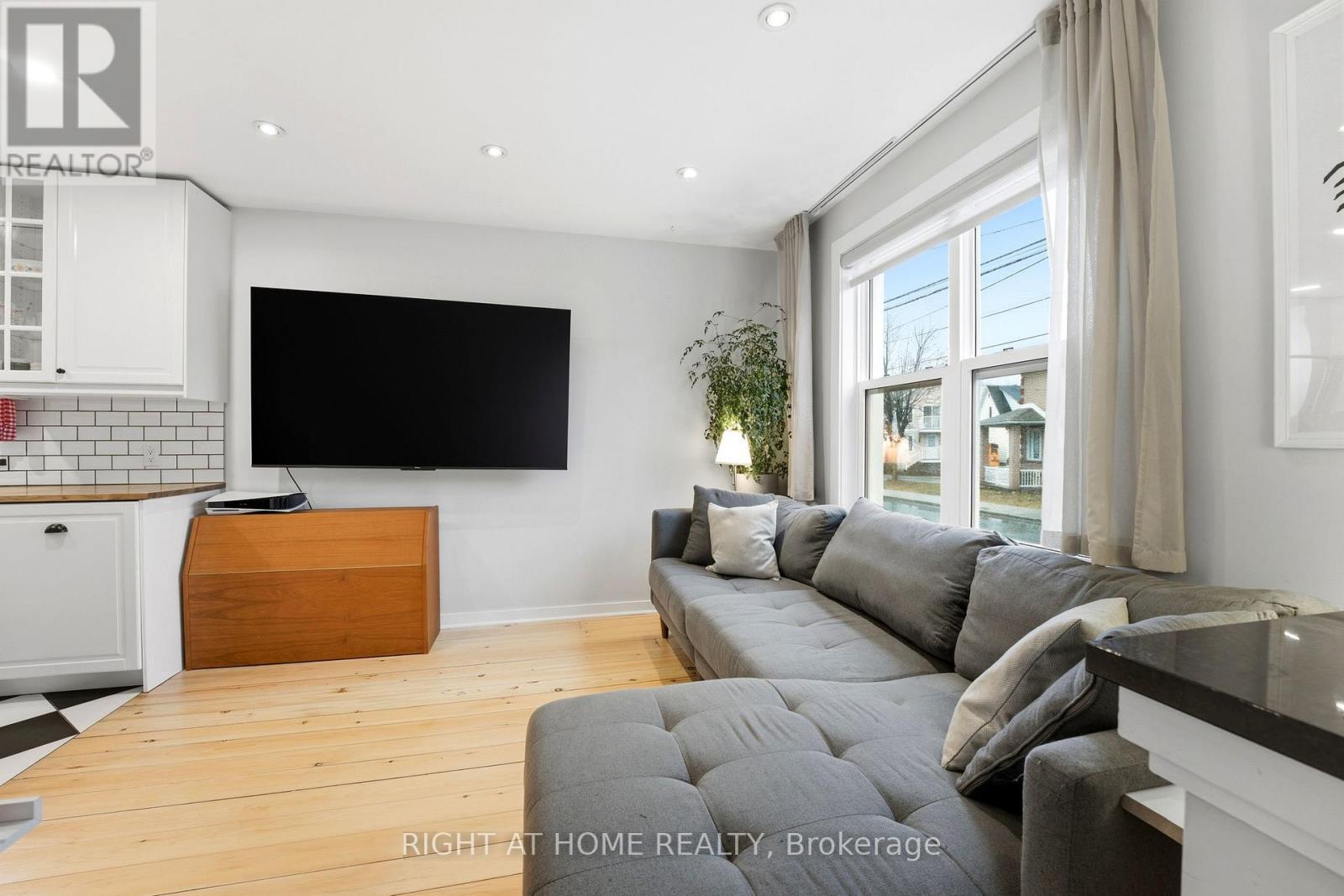 209 Marier Avenue, Ottawa, ON - Indoor Photo Showing Living Room