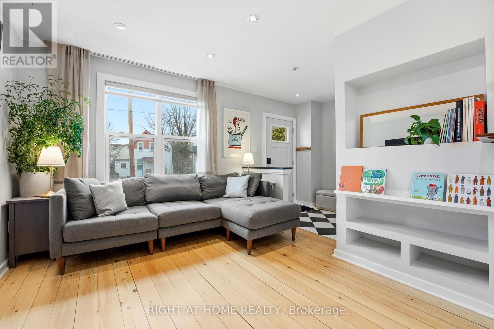 209 Marier Avenue, Ottawa, ON - Indoor Photo Showing Living Room