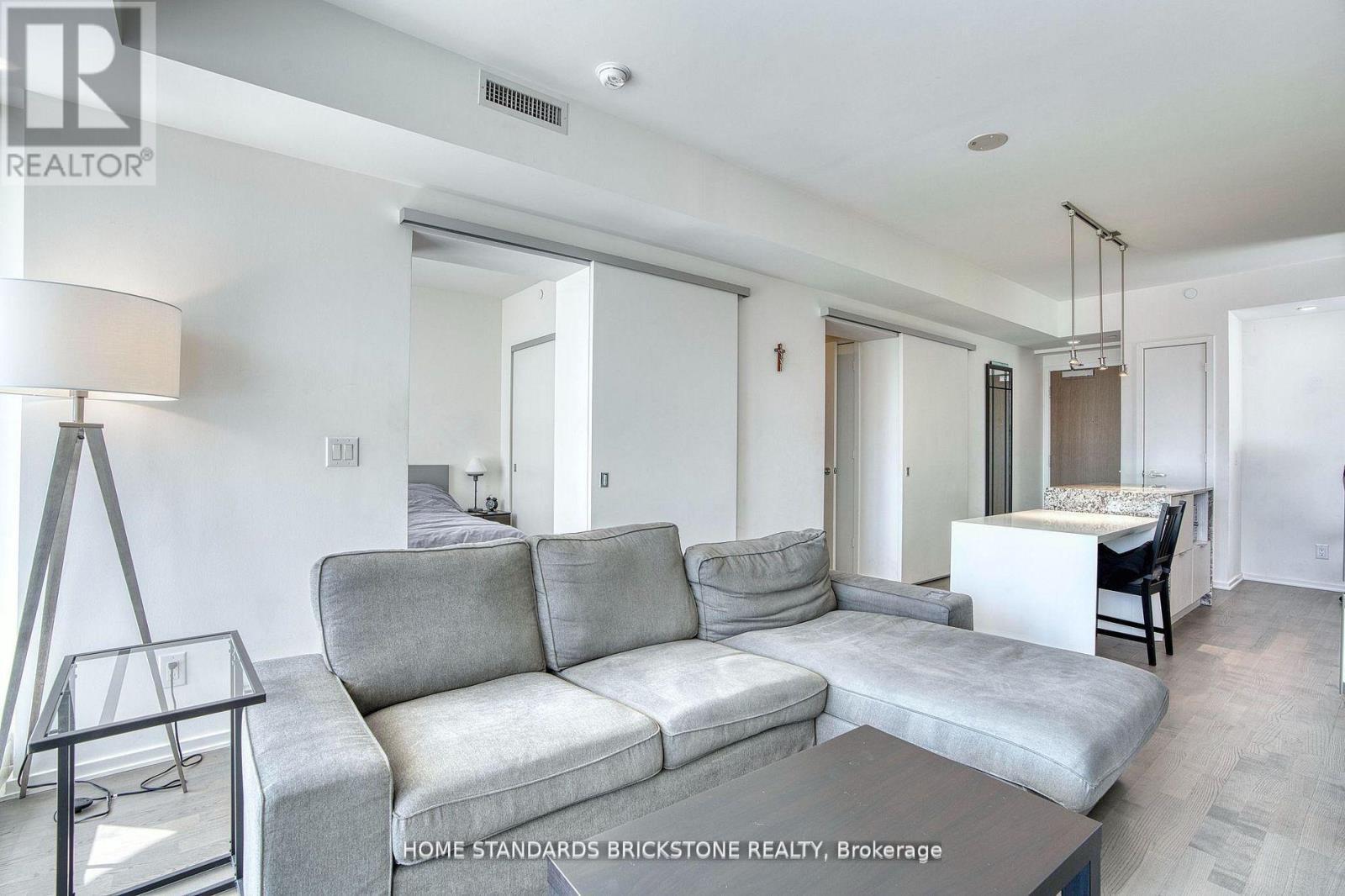 1306 - 1 Bloor Street E, Toronto, ON - Indoor Photo Showing Living Room