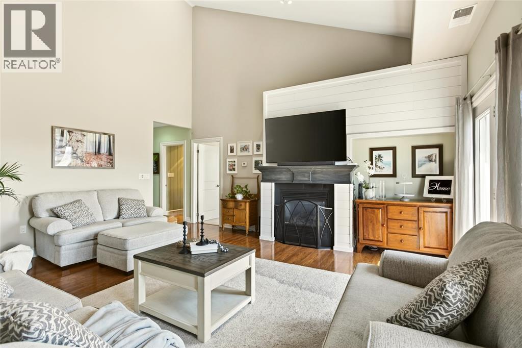1550 Venetian Boulevard Unit# 310, Point Edward, ON - Indoor Photo Showing Living Room With Fireplace