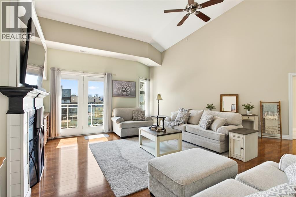 1550 Venetian Boulevard Unit# 310, Point Edward, ON - Indoor Photo Showing Living Room