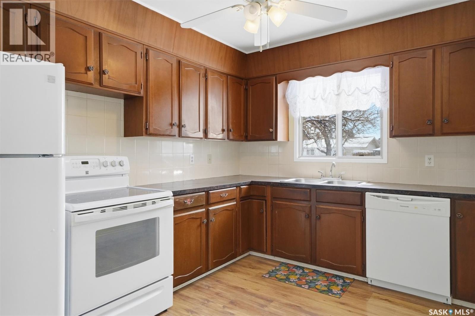 17 Churchill Drive, Saskatoon, SK - Indoor Photo Showing Kitchen With Double Sink