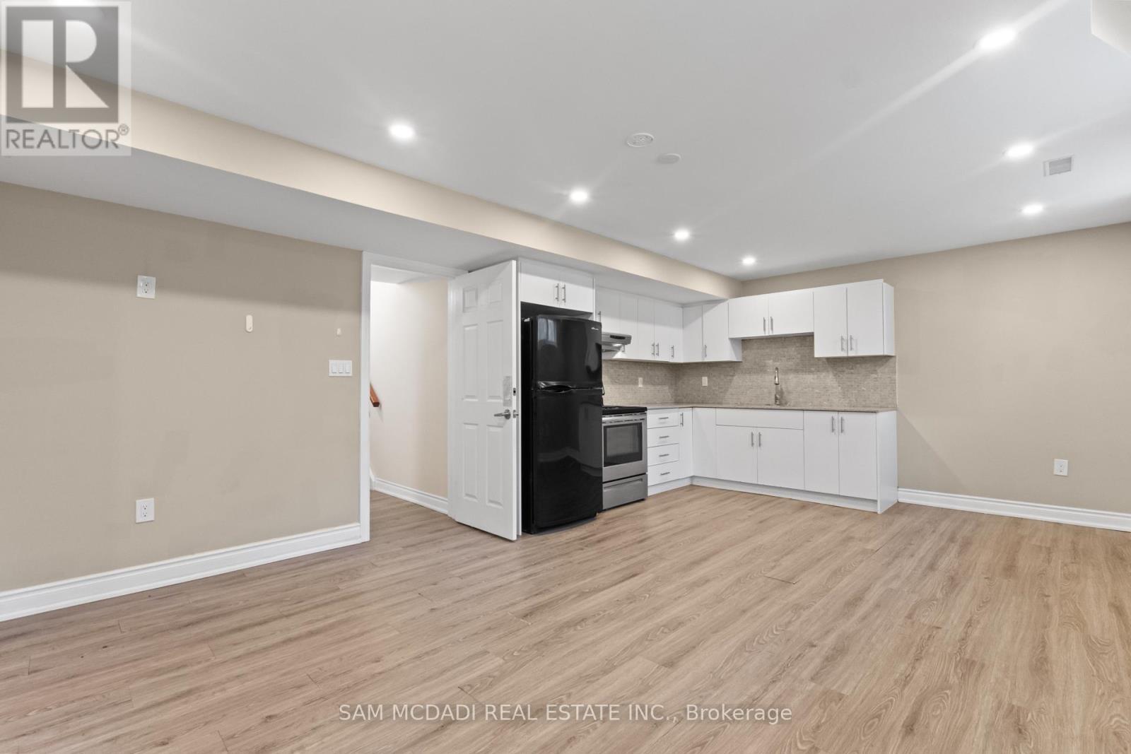 1821 Christopher Road, Mississauga, ON - Indoor Photo Showing Kitchen