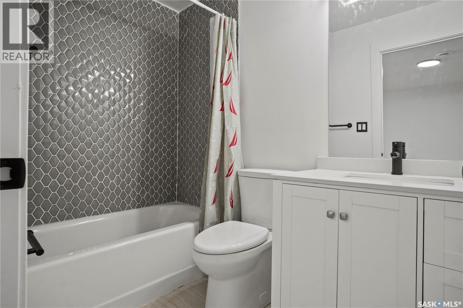 949 Robinson Street, Regina, SK - Indoor Photo Showing Bathroom