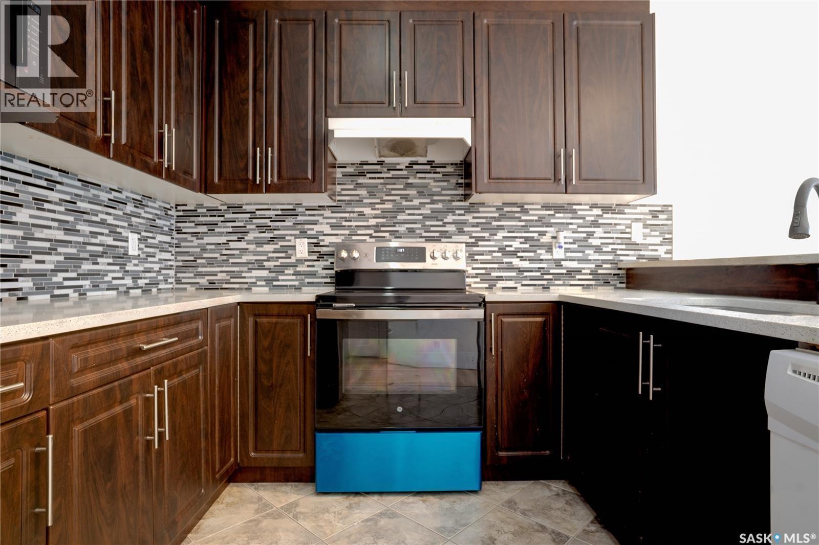 949 Robinson Street, Regina, SK - Indoor Photo Showing Kitchen