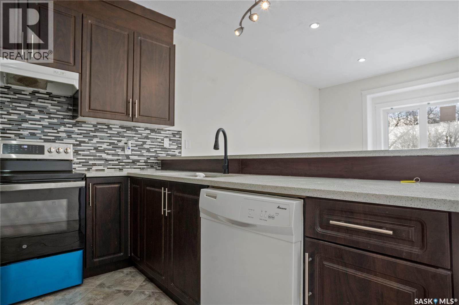 949 Robinson Street, Regina, SK - Indoor Photo Showing Kitchen
