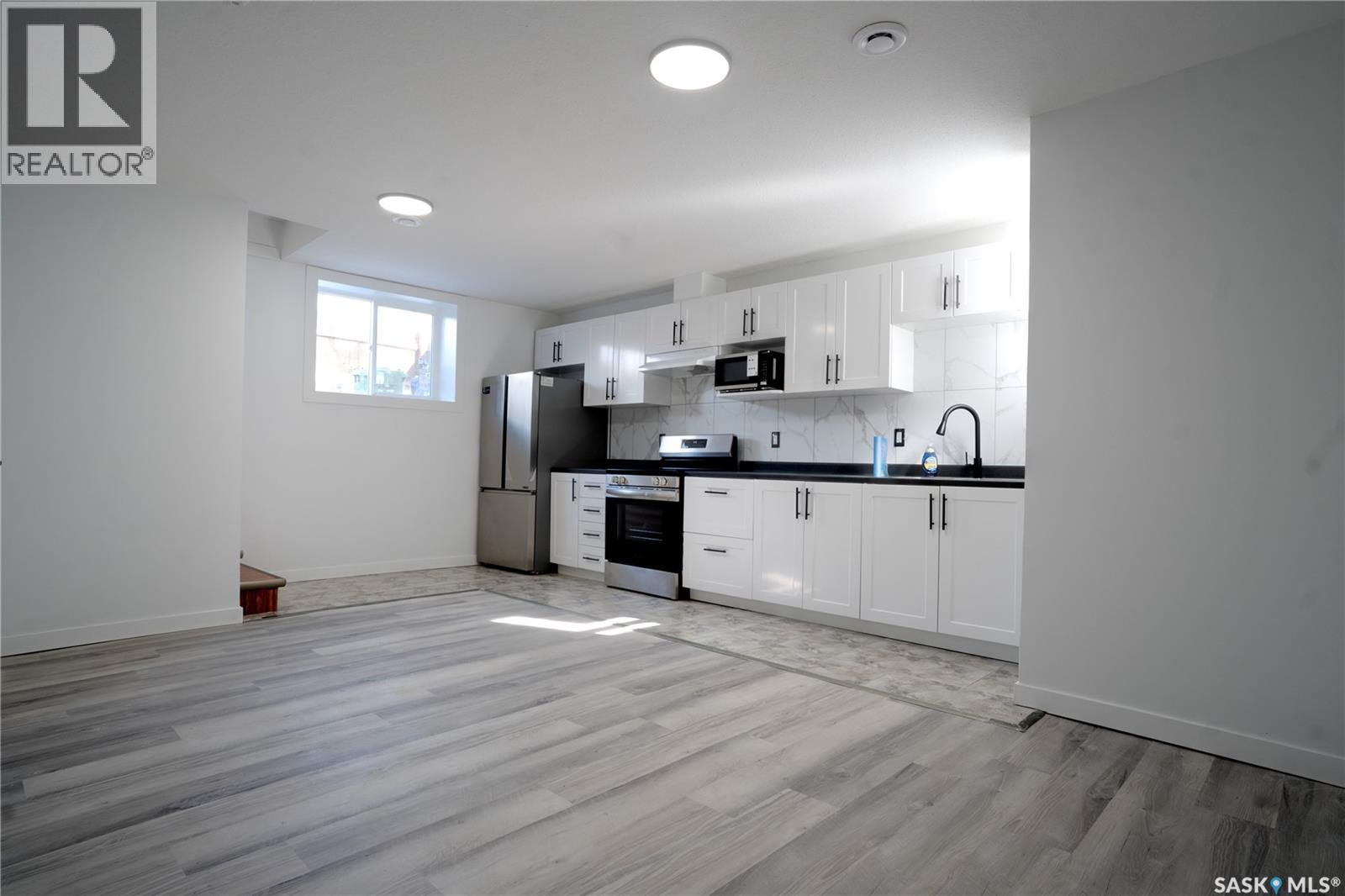 949 Robinson Street, Regina, SK - Indoor Photo Showing Kitchen