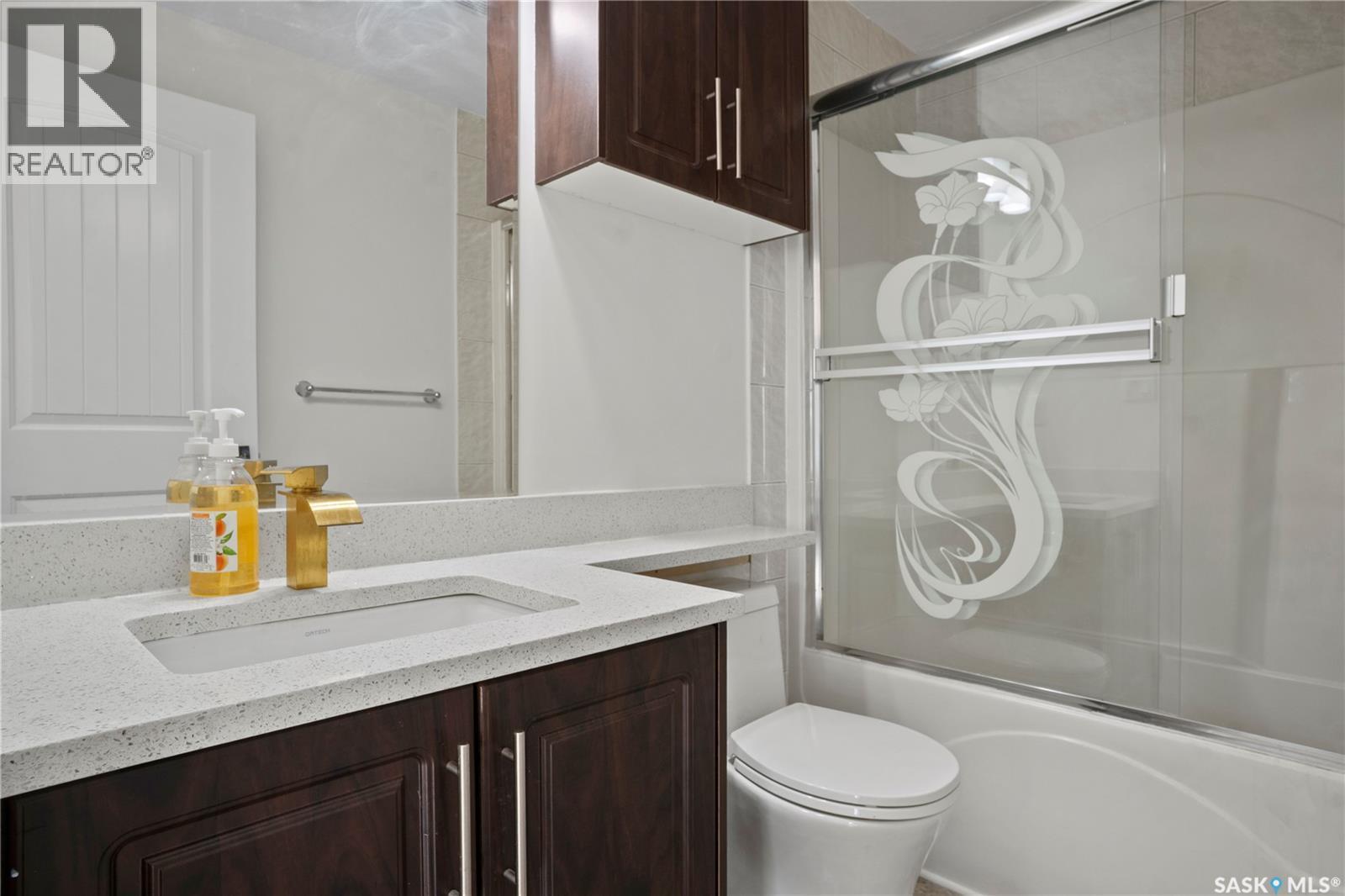 949 Robinson Street, Regina, SK - Indoor Photo Showing Bathroom