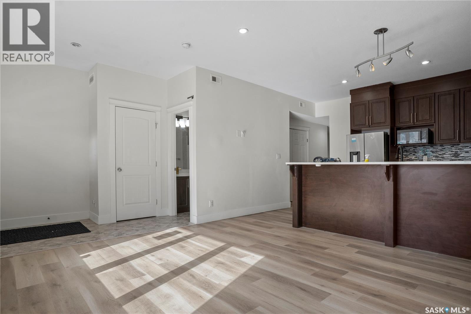 949 Robinson Street, Regina, SK - Indoor Photo Showing Kitchen