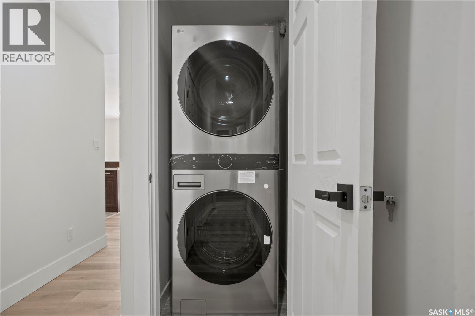 949 Robinson Street, Regina, SK - Indoor Photo Showing Laundry Room