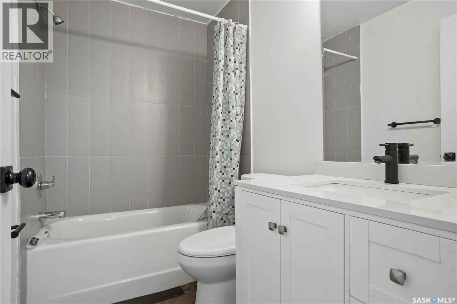 949 Robinson Street, Regina, SK - Indoor Photo Showing Bathroom