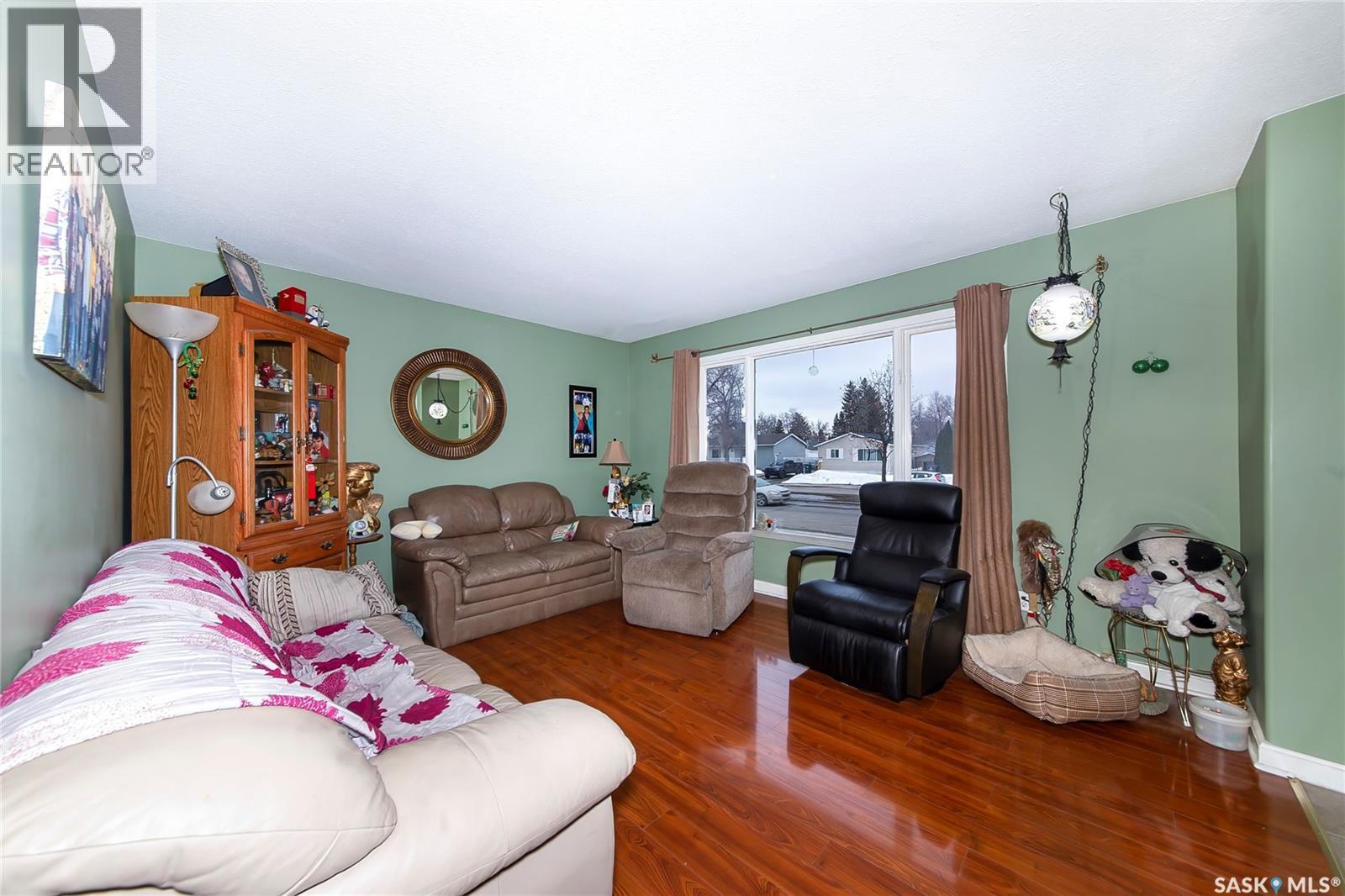 3550 33Rd Street W, Saskatoon, SK - Indoor Photo Showing Living Room