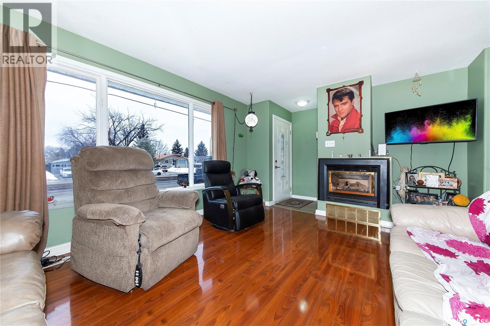 3550 33Rd Street W, Saskatoon, SK - Indoor Photo Showing Living Room With Fireplace