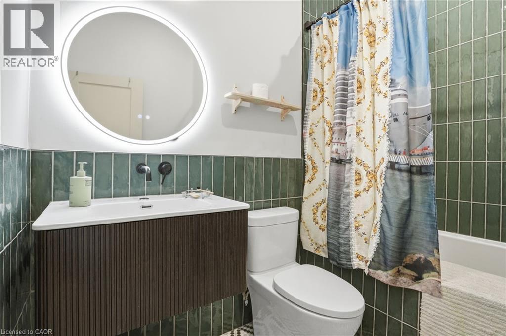 472 Barton Street E Unit# Upper, Hamilton, ON - Indoor Photo Showing Bathroom