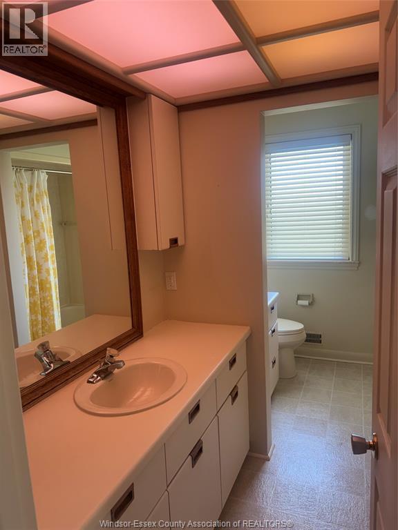 11506 Riverside, Windsor, ON - Indoor Photo Showing Bathroom